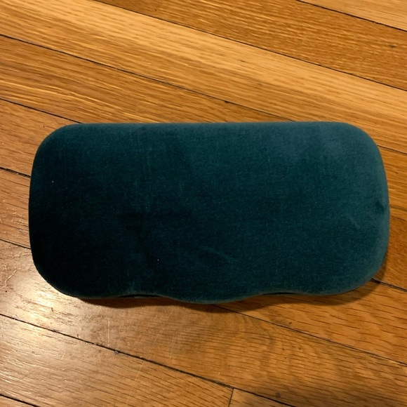 Gucci Sunglass case with soft drawstring bag and cleaning cloth - Picture 3 of 7